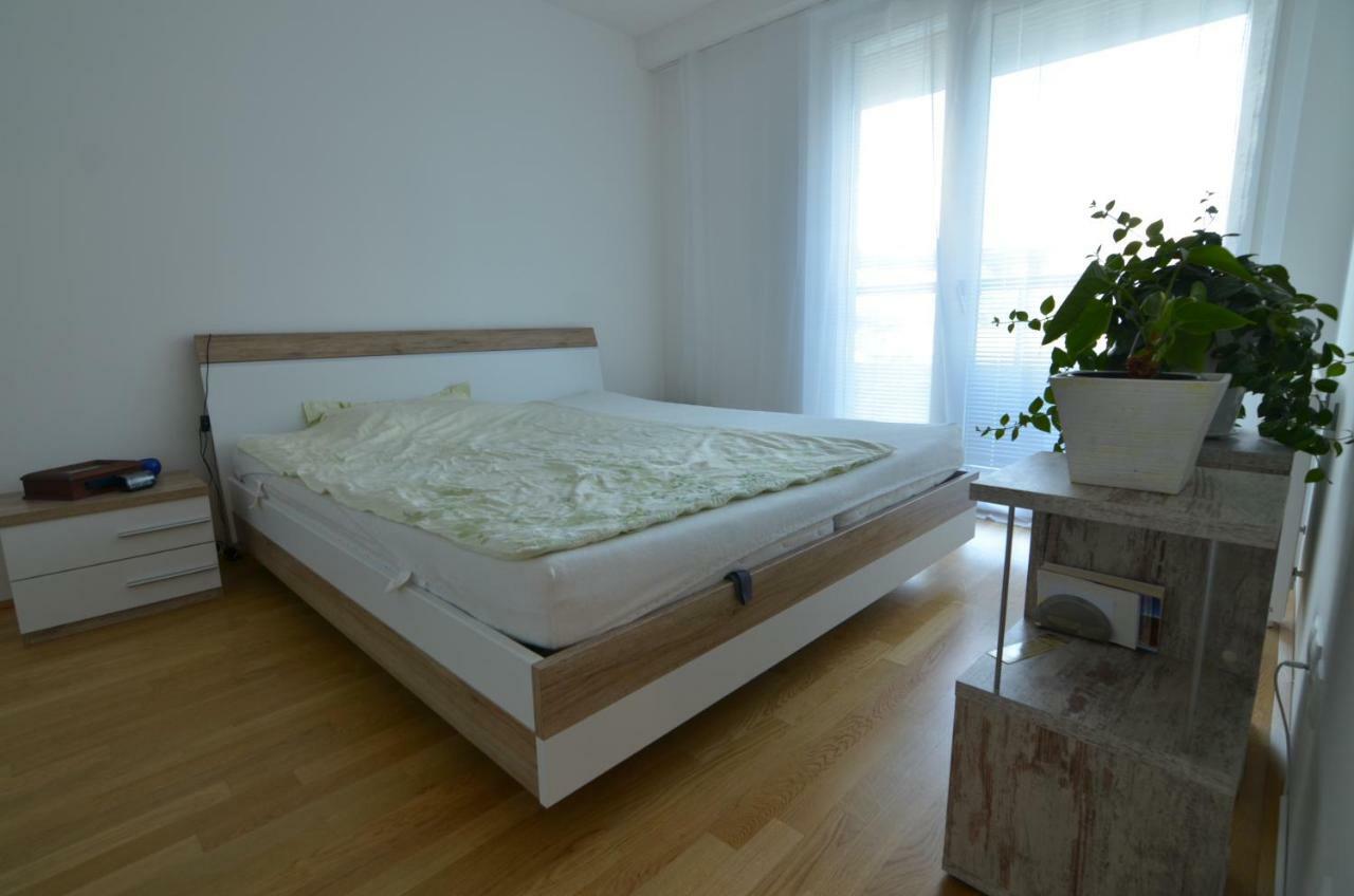 Apartment With Parking On Premise