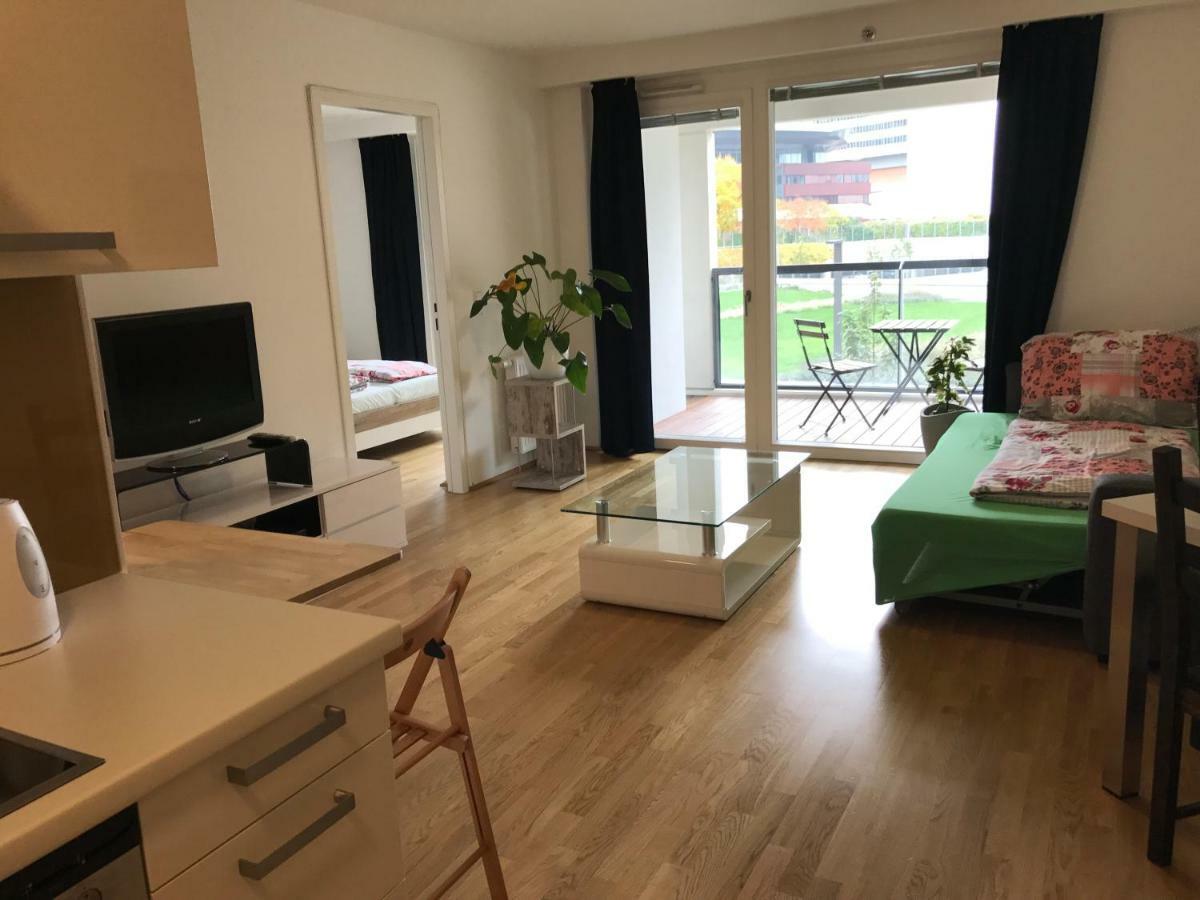 With Parking On Premise Apartment *