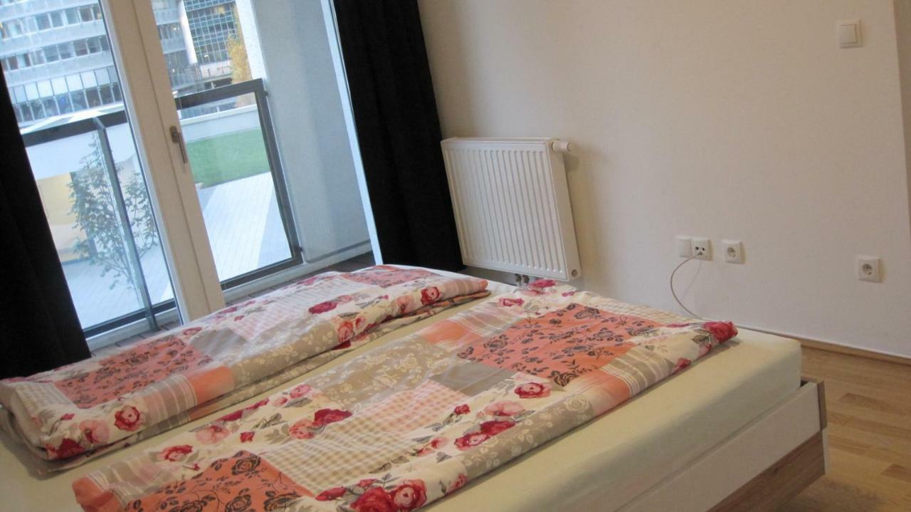 With Parking On Premise Apartment *